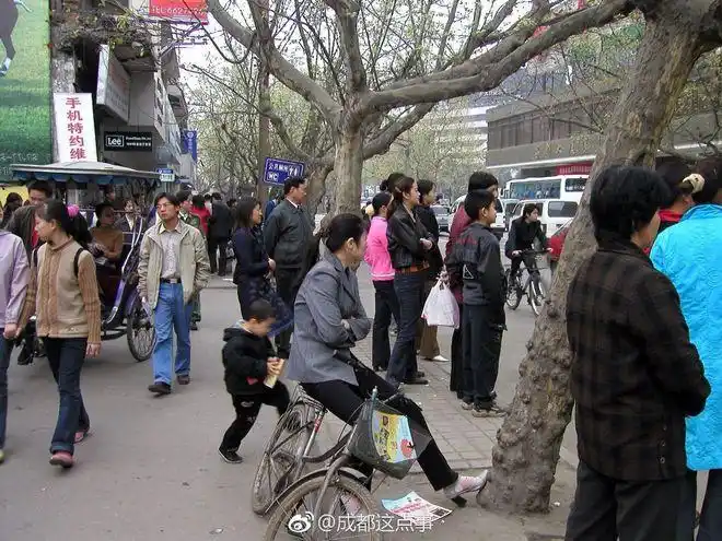 成都老照片丨9张老照片回到2001年的成都那时的你多大