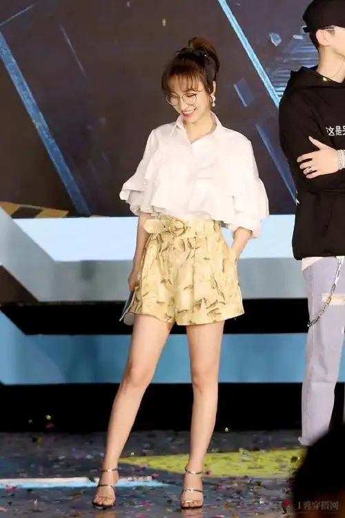 吴昕认真起来好美,针织衫黑色长裤配短靴,身高160穿出大长腿