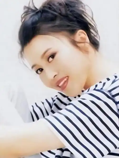 64岁丁嘉丽现状:满脸沧桑,不修边幅,再无年轻时的惊艳美貌