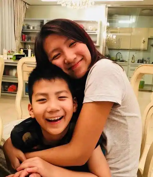 演员胡军,喝酒喝来个老婆,结婚22年零绯闻_卢芳_儿子_硬汉