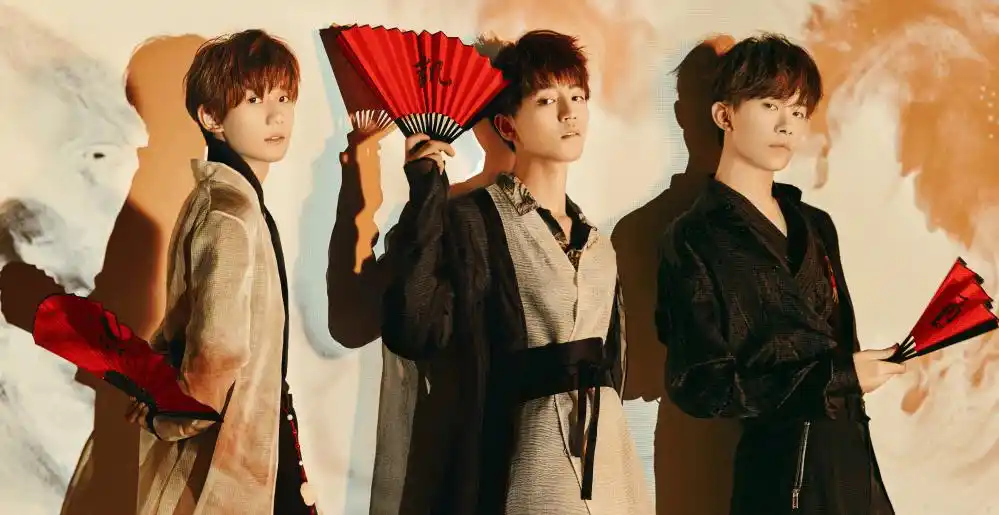 原创王俊凯王源易烊千玺同时更博三人成句粉丝搞帝国吗真有趣