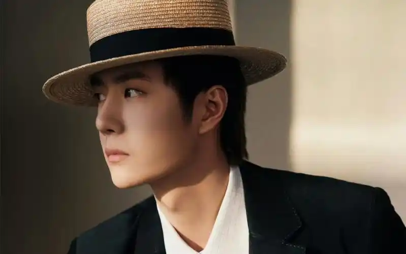 【王一博路飞帽】来了,他来了,正衣装,见良人,带着爱情帽子来了