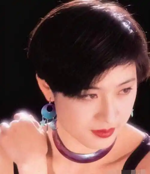 看到报道的陈法蓉一气之下剪掉了长发,以一头精干的短发参加比赛,这下