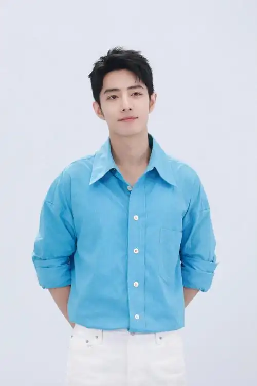 肖战直播蓝色衬衫造型