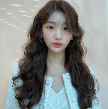 "果冻烫"打造精致小脸造型(烫发图片女2021最新款)