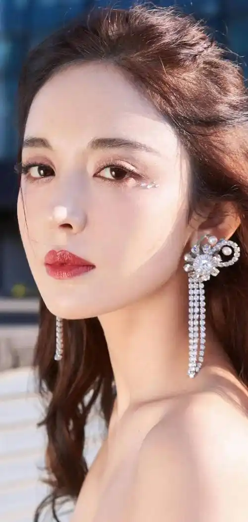 古力娜扎#异域风情美女,黑色吊带连衣裙,惊艳全场简直绝美_身材_巡靠