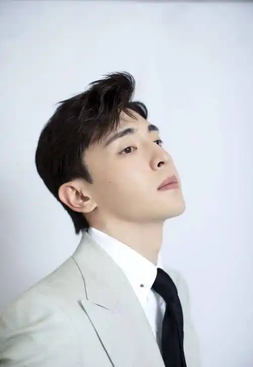 原创邓伦一身灰白西装穿出绅士范儿读者人家底子好