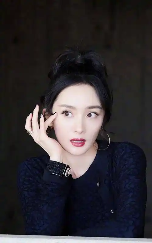 原创杨幂高清写真贵妇姿态太到位了小蛮腰大长腿吸睛五官太漂亮