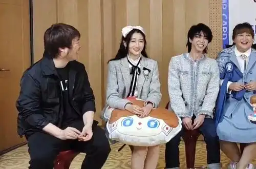 王牌家族直播,华晨宇关晓彤的外套引热议:是不是穿反了?