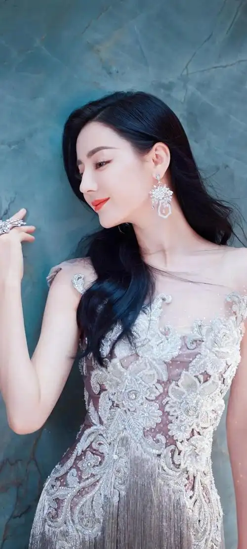 迪丽热巴,这位来自新疆的美丽女子,如同璀璨星辰般闪耀在娱乐圈的广阔