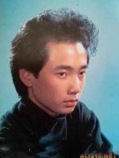 光头徐峥上大学时曾做发模 当年青涩帅照曝光