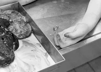 震撼实拍法医解剖尸体的真实场面组图