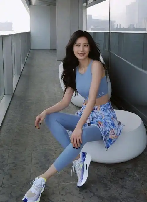 37岁张俪晒健身照,穿瑜伽裤大显身材曲线!所处背景疑似超大豪宅