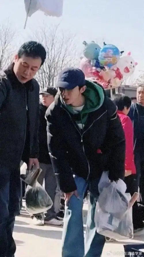 马嘉祺新综艺路透#马嘉祺的身高有点迷,曾舜晞官方身高181,马嘉祺据