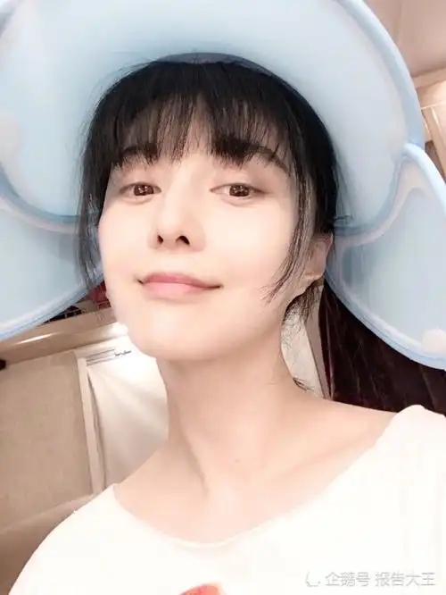 范冰冰晒自拍卖萌梳空气刘海变少女网友超级可爱