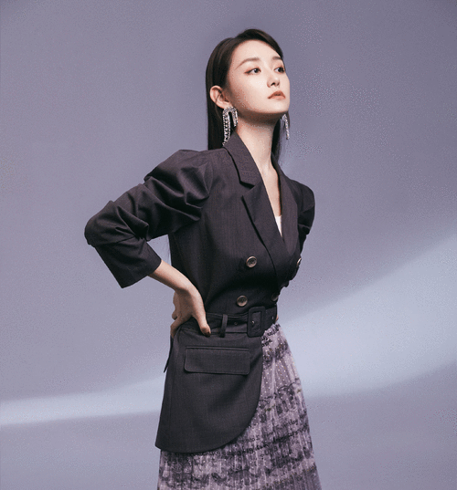 童星蒋依依长大了20岁身高接近170cm生活照和活动图差别大