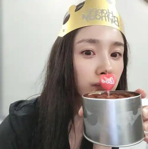 杨幂生日晒素颜照,和好友刘诗诗一起庆祝