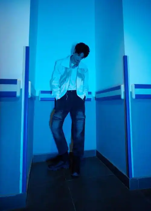 黄明昊蓝色光影随拍