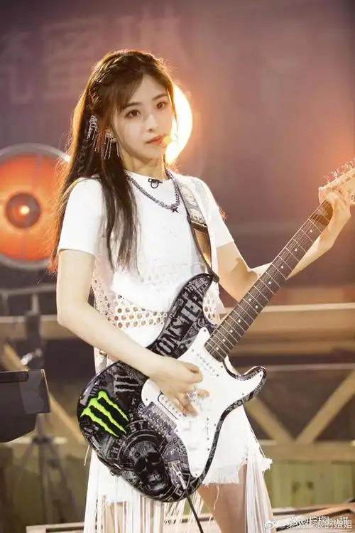 她的代表作品包括《我很张含韵》,《青春无敌》,《我不是复制品》等.