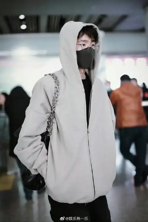 刘昊然链条包##刘昊然少年感灰色系穿搭