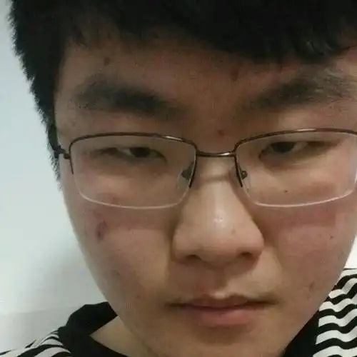 这个男的是哪个民族?