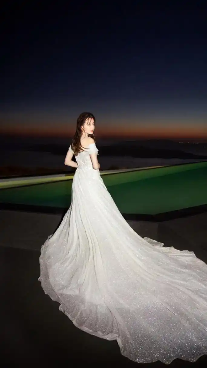 迪丽热巴白色婚纱长裙仙气十足希腊慢游性感写真大片