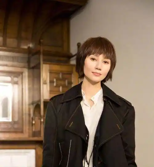 袁泉的时尚造型:简单搭配风衣外套,配上干练的短发,美得让人心跳不已!