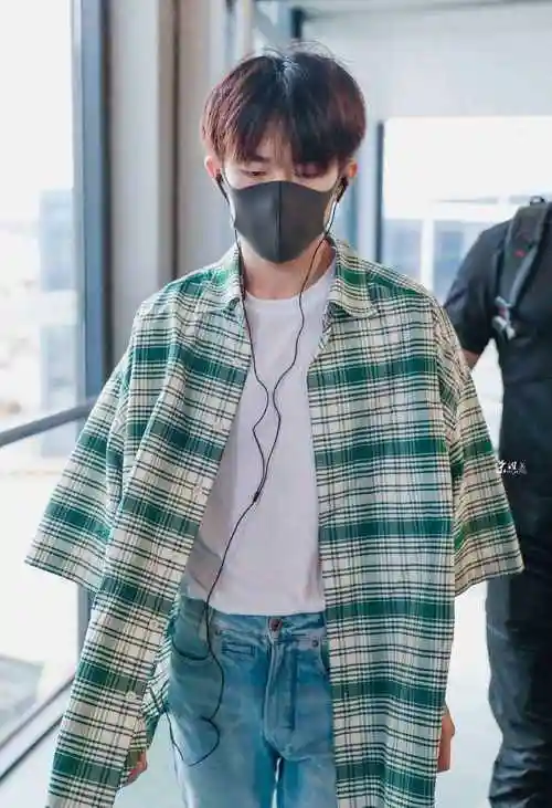格子元素易烊千玺是真爱,身穿绿色衬衫 白内搭,这个夏天好清新
