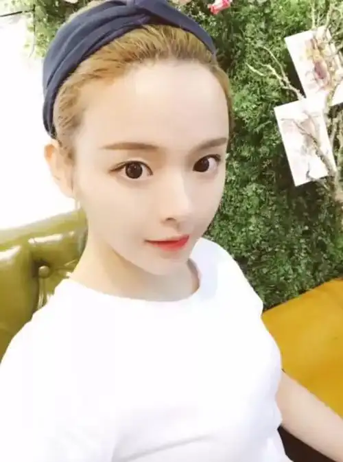 比起现在,以前的杨超越真是超爱浓妆的,看这脸上粉厚的都快掉渣,简直