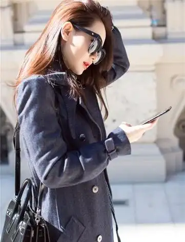 戚薇撩起中长发配长款风衣 又美又飒时装周之旅发型