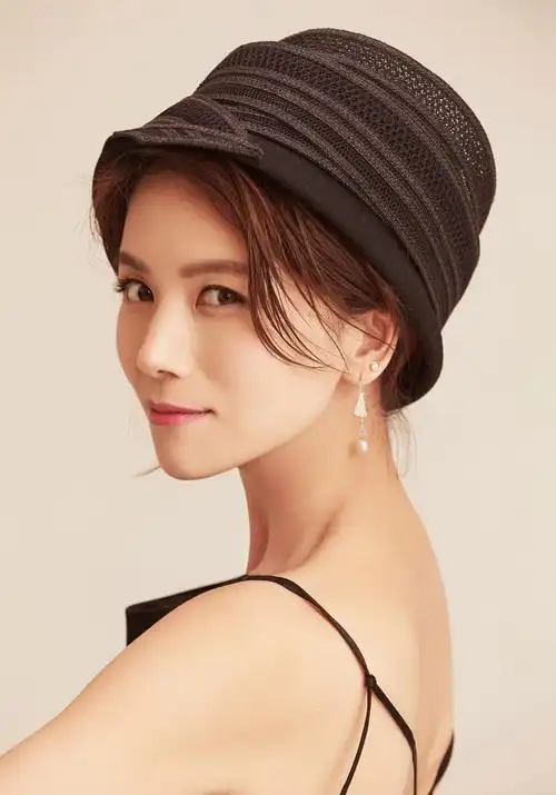 曹曦文性感露背吊带裙写真图片