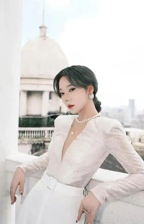 张紫宁高清魅力写真肤白貌美