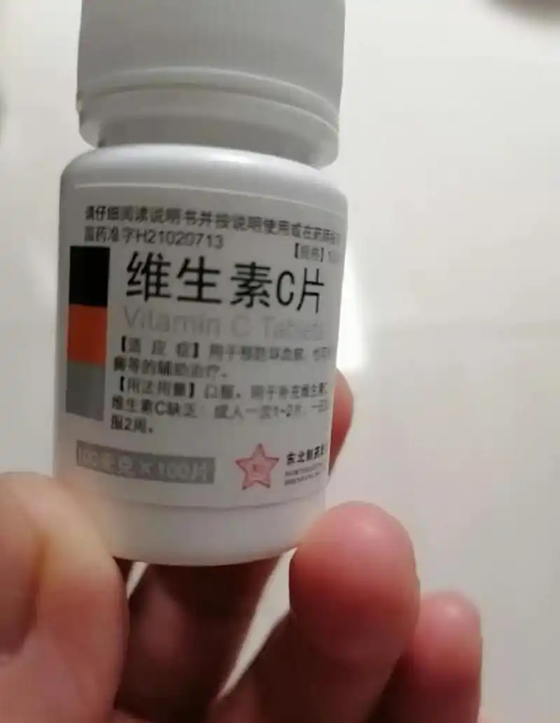 药店售货员:有,是不是两块钱一瓶的那个?不过敢吃吗?一块两块