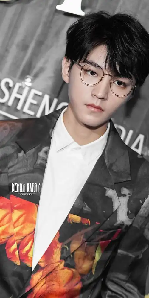 王俊凯金丝眼镜##王俊凯繁花西装