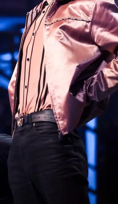 易烊千玺露脚踝显腿毛裤腿上的小东西真时尚手上的伤疤好突出