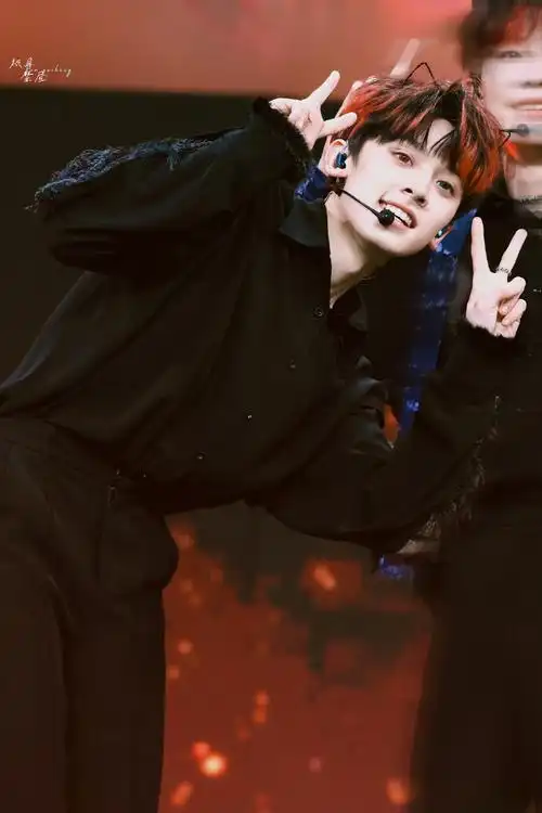 左航 舞台表现力##左航红发挑染造型##今日星拍放送##左航演唱会状态