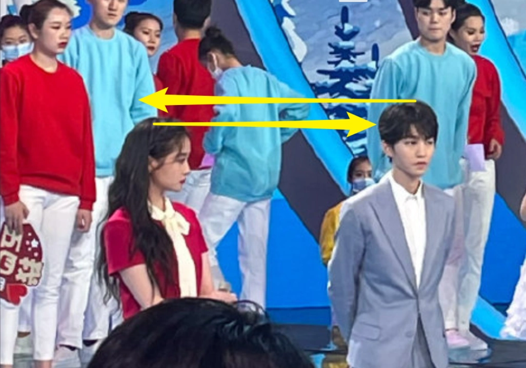 原创关晓彤跟三小只同台身高成为参照物王源有点尴尬