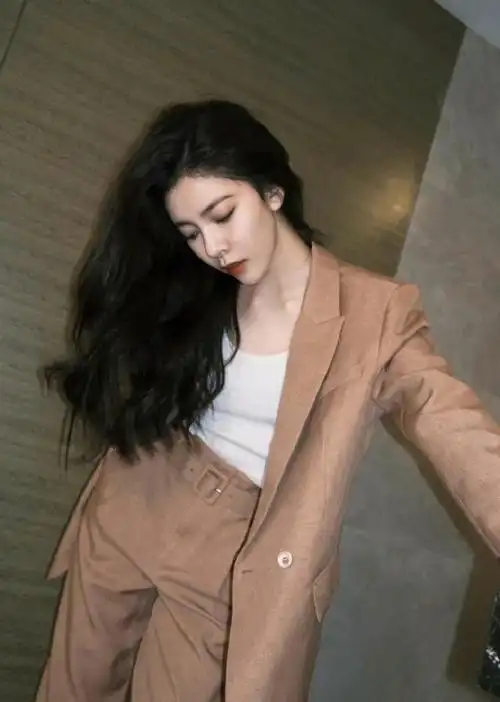 宋妍霏驼色西服时尚写真图片