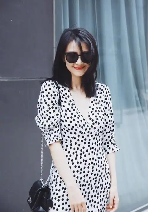 女神高圆圆状态真好穿碎花裙甜美又文艺哪像是已经奔四的人