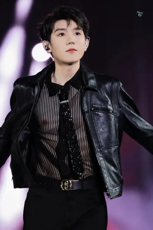 王源出席qq音乐巅峰盛典