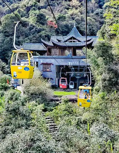 缆车大觉山中的形象巨石巨石缆车与山水叠嶂大觉山上的女神石刻雕像近