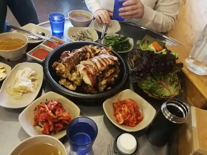 来到首尔第一顿饭  猪脚大餐,便宜实惠,三个人吃不了.