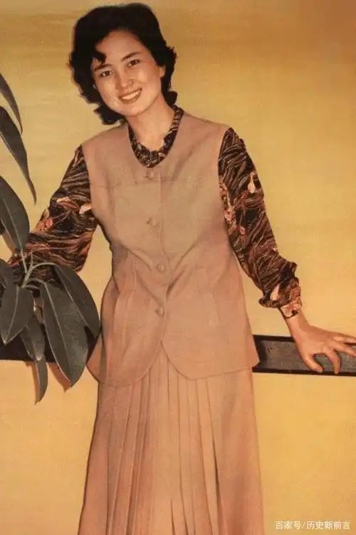 曾比刘晓庆还火,为丈夫息影后遭抛弃,如今二婚生活甜如蜜!