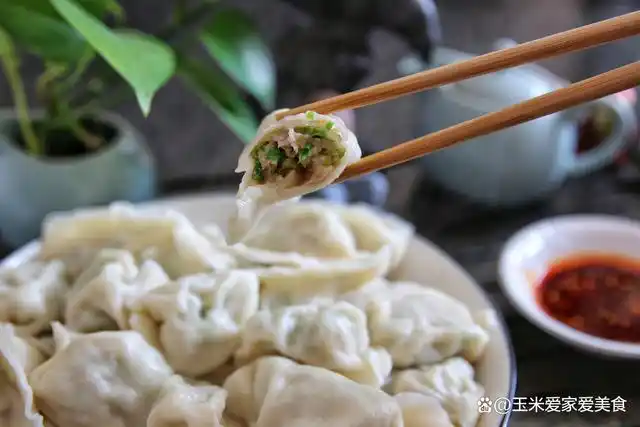 俗话说头伏饺子二伏面,三伏烙饼摊鸡蛋.