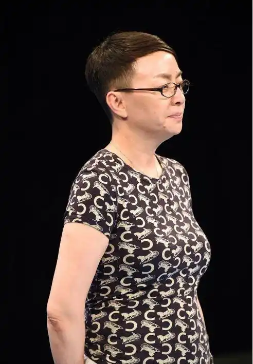 原创宋丹丹在中老年中挺瞩目的虽然略微发福但这气质一般人比不了