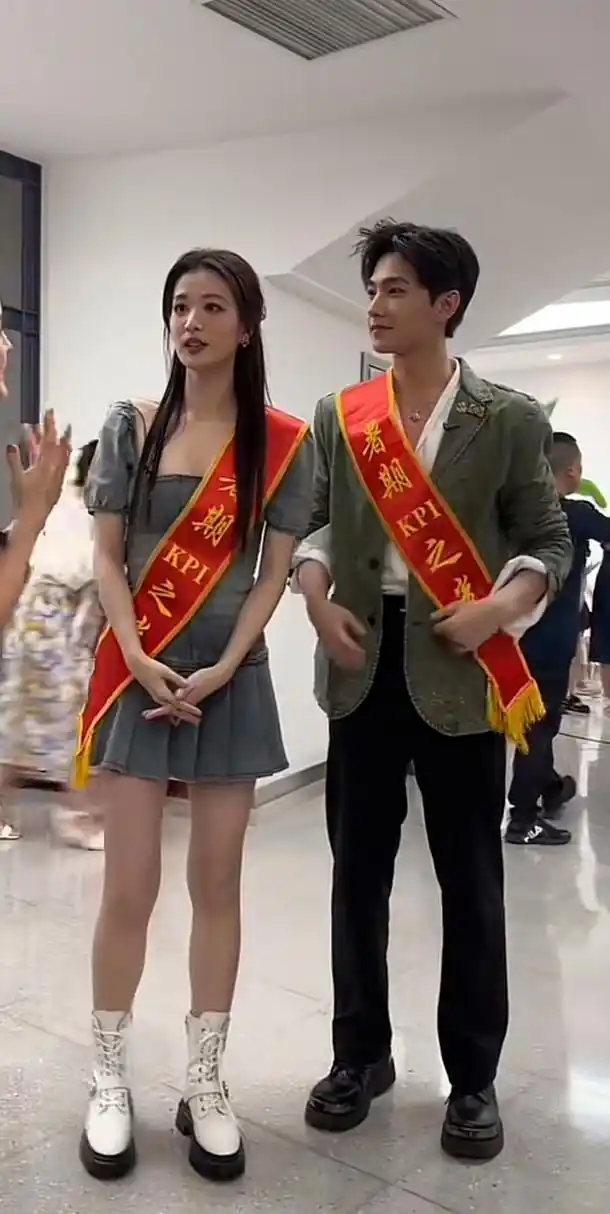 杨洋官方身高180cm,那么王楚然多高呢?[滑稽]