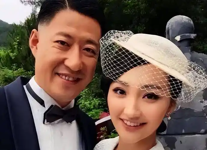 47岁的于震妻子辛月,颇为贵气,辛月身高169,系八零后中戏校花_方柏霓