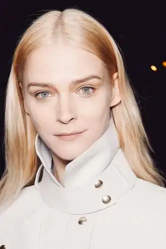 在12年的模特生涯中,卡神为多个顶级时尚品牌做过代言人,上过时尚杂志