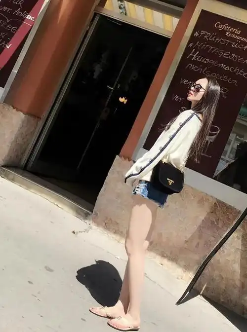 宋轶的丝袜美照三分保守五分性感