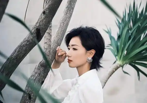 她的丈夫仍然是一位默默无闻的年轻摄影师.